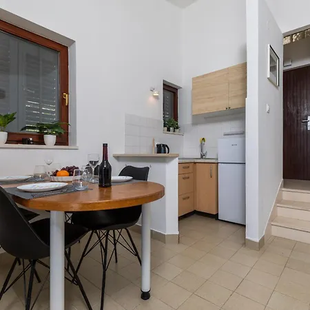 Apartment Family Friendly Seaside Nemira, Omis - 4277