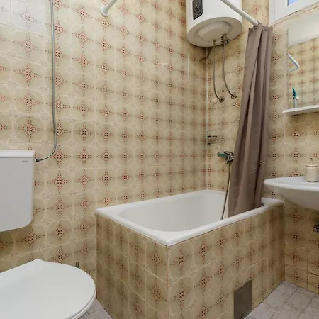 Family Friendly Seaside Nemira, Omis - 4277 Апартаменты *