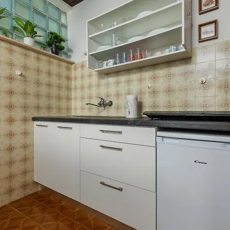 Family Friendly Seaside Nemira, Omis - 4277 Апартаменты Tice